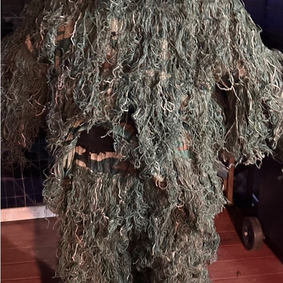 2 ghillie suits, 1-L and 1-XL. Each bag has pants,coat,headgear and xtra cloth. - Picture 4 of 5